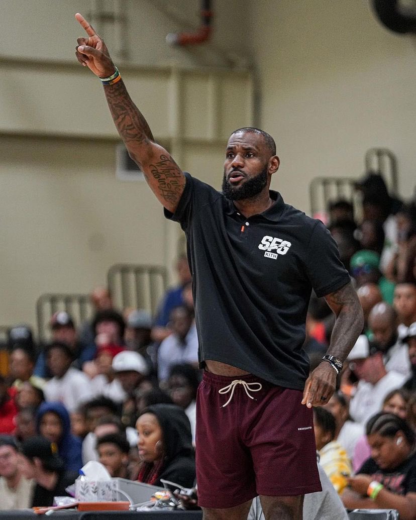 Bronupdates's tweet photo. LeBron coaching his Strive For Greatness AAU team https://t.co/8jVi8RSllY
