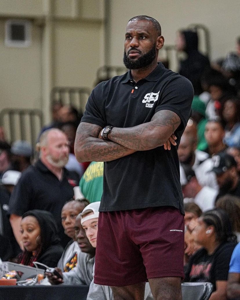 Bronupdates's tweet photo. LeBron coaching his Strive For Greatness AAU team https://t.co/8jVi8RSllY