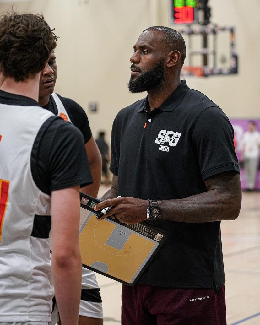 Bronupdates's tweet photo. LeBron coaching his Strive For Greatness AAU team https://t.co/8jVi8RSllY