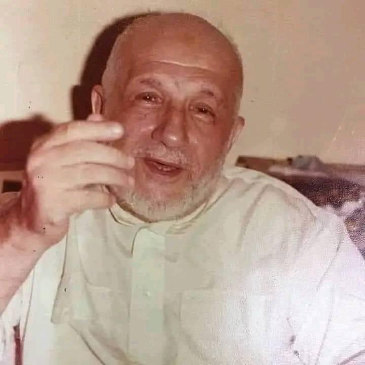 يقول فضيلة الشيخ " علي الطنطاوي" رحمه الله :

رأيتُ إبنتي البارحة تأخذ قليلا من الفاصوليا والأرز.. ثم وضعتْها في صينية نحاس و أضافت إليها الباذنجان و الخيار و حبات من المشمش ..
و همَّتْ خارجةً .. فسألتُها : لمنْ هذا ؟
فقالت :إنه للحارس .. فقد أمرتْني جدّتي بذلك ...
فقلتُ : أحضري