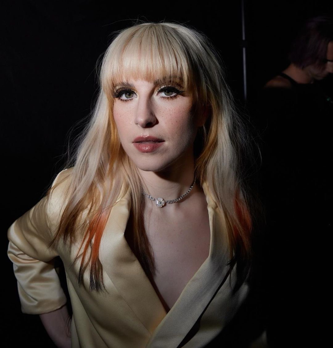 💬 Hayley Williams para <a href="/coupdemain/">Coup De Main</a> 

"Sanar es un proceso, no es lineal, no hay una manera correcta. Lo único esperanzador es que no soy la única, en Internet lo veo: no sabemos cómo sentirnos con cualquier sentimiento sin explotar. Estoy aprendiendo y soy feliz de hacerlo"