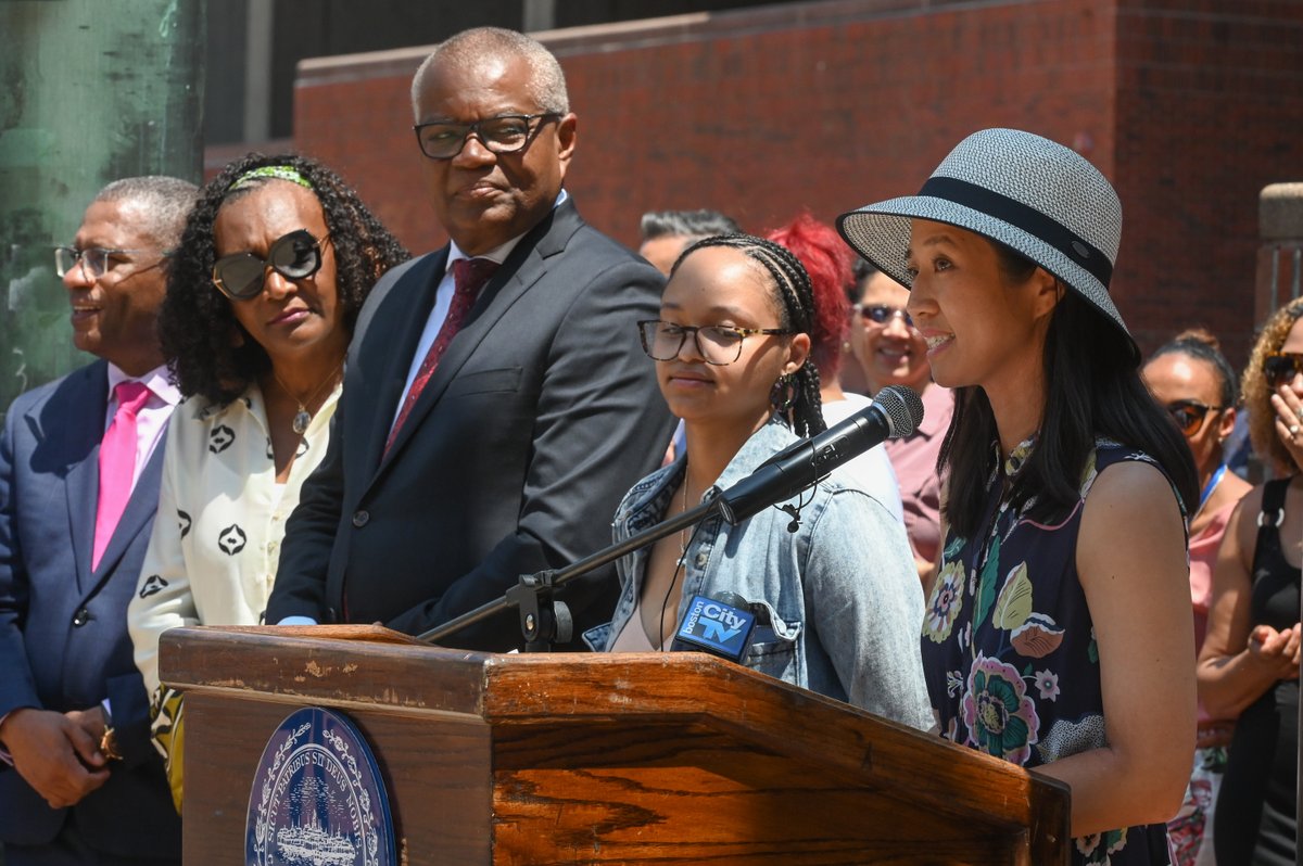MayorWu's tweet photo. Today we raised the Cape Verdean flag—celebrating 48 years of independence with the Cape Verdean community. https://t.co/q6tYhJoWuK