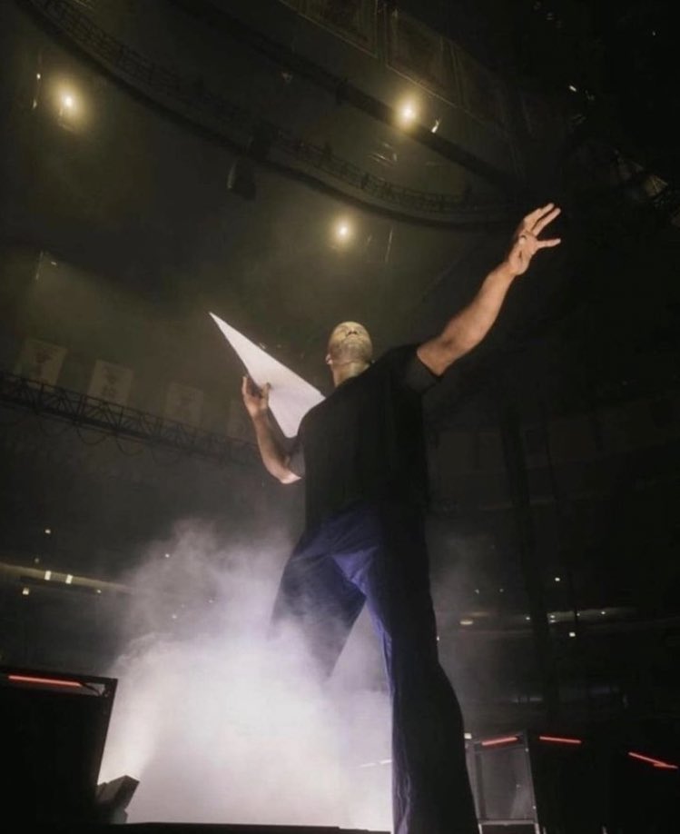 Drake s'affiche en Louis Vuitton X Virgil Abloh à Paris – Street Wear
