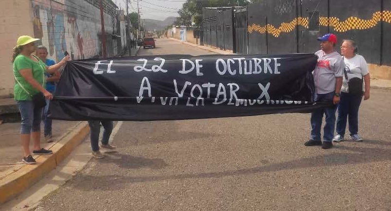 #5Jul | Dirigentes de @ADemocratica en Resistencia de la parroquia Juan de Villegas realizaron un pancartazo en apoyo a @prospericarlos candidato a las primarias presidenciales. #DemosElPrimerPaso