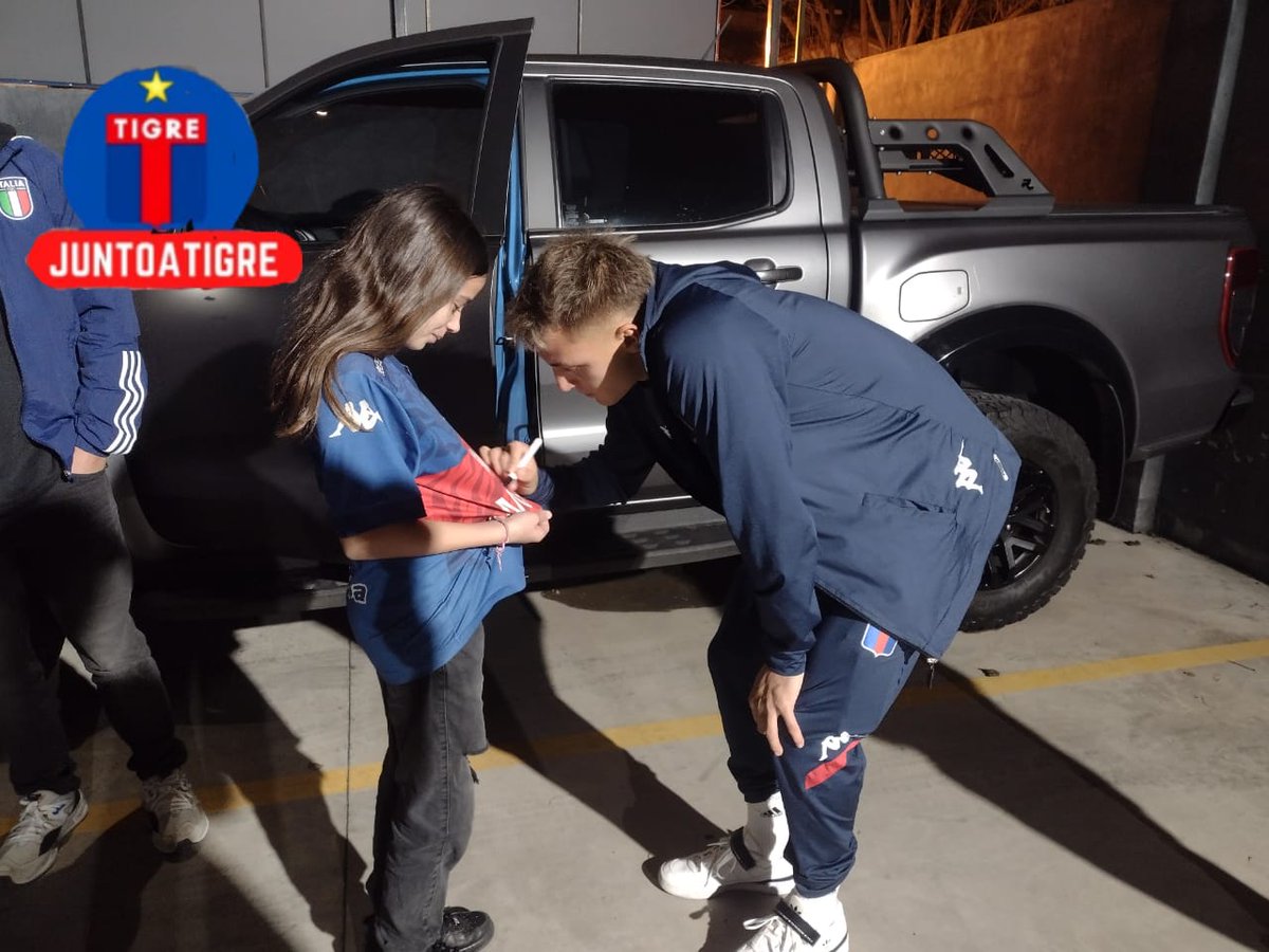JuntoaTigre's tweet photo. Lo que genera Mateo Retegui en el hincha:

La pequeña hincha Tigrense fue a verlo antes de que se fuera del estadio, se largo a llorar de la emoción cuando llegó el momento de verlo y el goleador del fútbol argentino le regaló una campera.

#ClubAtléticoTigre #Mateo #Retegui https://t.co/ibSoqgVtcE