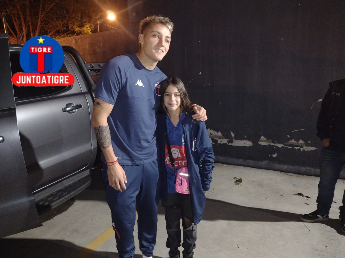 JuntoaTigre's tweet photo. Lo que genera Mateo Retegui en el hincha:

La pequeña hincha Tigrense fue a verlo antes de que se fuera del estadio, se largo a llorar de la emoción cuando llegó el momento de verlo y el goleador del fútbol argentino le regaló una campera.

#ClubAtléticoTigre #Mateo #Retegui https://t.co/ibSoqgVtcE