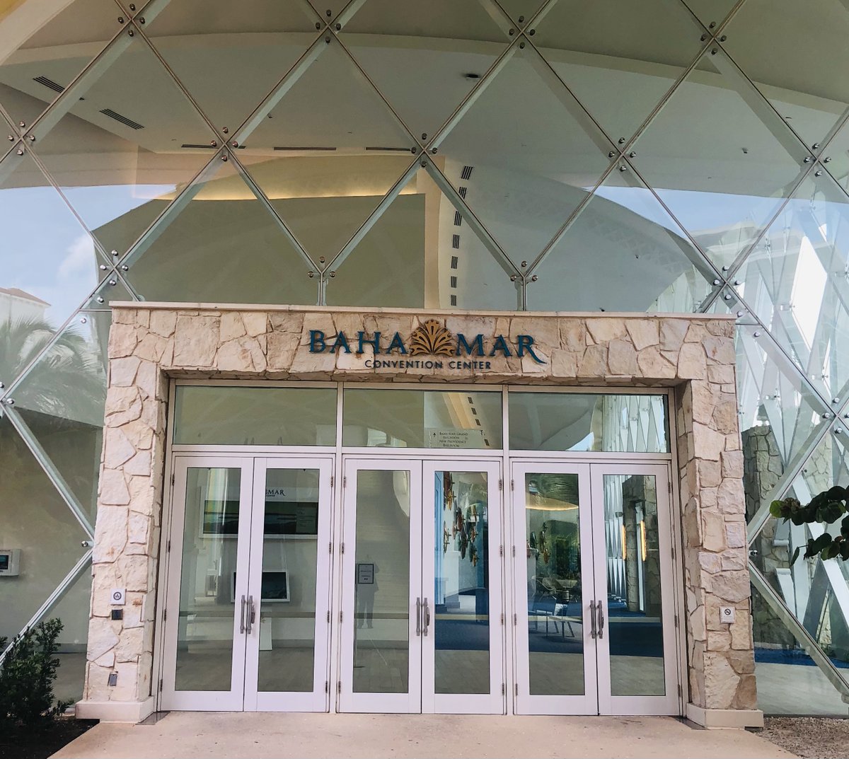 AreteCoachGroup's tweet photo. Day 2 Complete...at the Grand Hyatt Baha Mar (Bahamas).
Another 50 Managers and Employees learned how to use Empathy to Fuel Connection and Drive Customer Service. #grandhyatt @grandhyattbahamar #day2 #leadership #empathy #customerservice #hotels #bahamas #aretecoachinggroup https://t.co/FK4acHZI0a