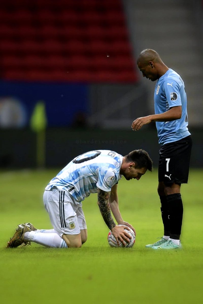 frabigol's tweet photo. Y en ese momento, Lionel le contó todos los secretos sobre el balón. https://t.co/eRFio3KoXU
