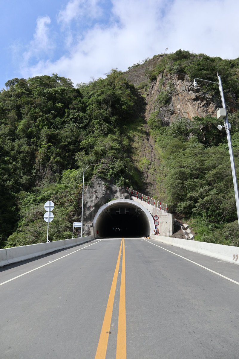 CHEC_Americas's tweet photo. The goal of the #Mar2 project in Colombia 🇨🇴 is to reduce travel time from Medellín to Necoclí from 8 hours to 4 hours. The construction work is 254 km long, it has 63 bridges and 12 tunnels. #weareCHEC #CHECColombia https://t.co/eSB3Ek25tb