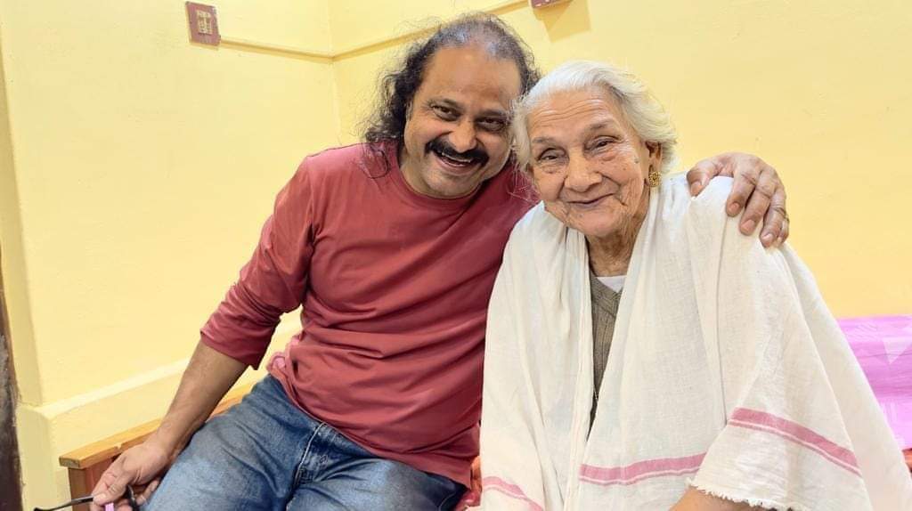 ലോകമറിയുന്ന  സംഗീതജ്ഞൻ, മോഹനവീണയിൽ സംഗീത മഴ പെയ്യിക്കുന്ന അപൂർവ്വം കലാകാരൻ , കവി, സിനിമാ സംഗീത സംവിധായകൻ... ശ്രീ പോളി വർഗ്ഗീസ് POLY VARGHESE   അമ്മയെ കാണാൻ വീട്ടിൽ വന്നപ്പോൾ .