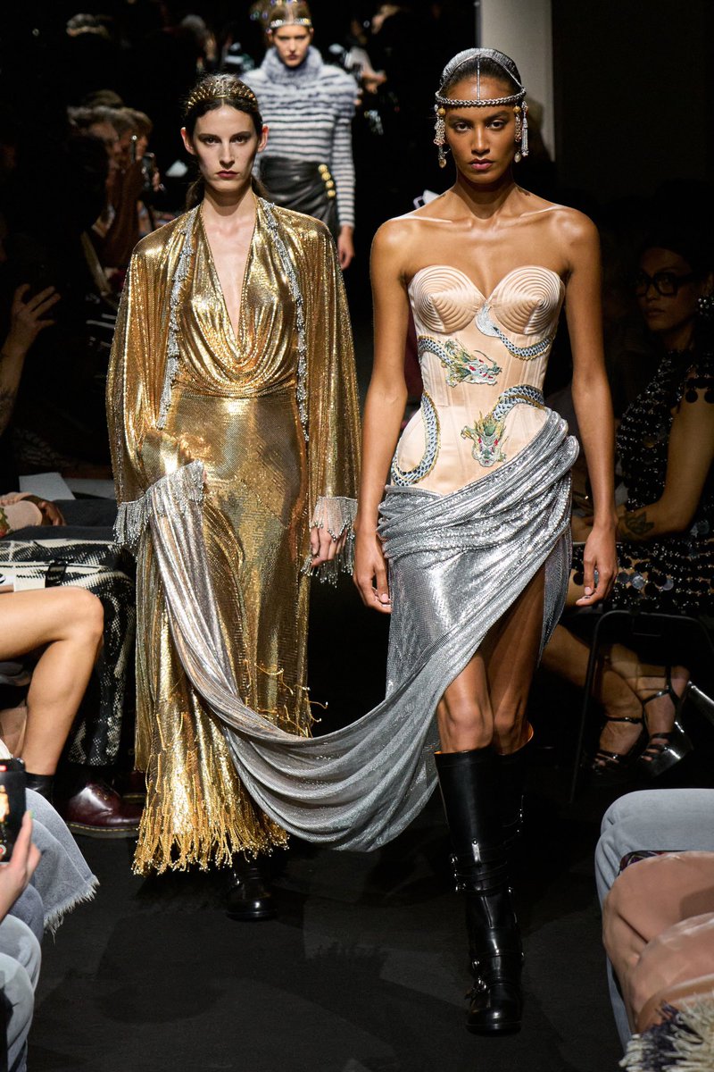 JulsV_M's tweet photo. Julien Dossena actúa como invitado de Gaultier para la temporada couture de FW 23. En esta ocasión, la colección luce más Rabanne que Jean Paul y demuestra la habilidad del creador para la ornamentación corporal sin caer en el exceso que choca visualmente. De museo…
#PCFW https://t.co/Ay33UJEpAo