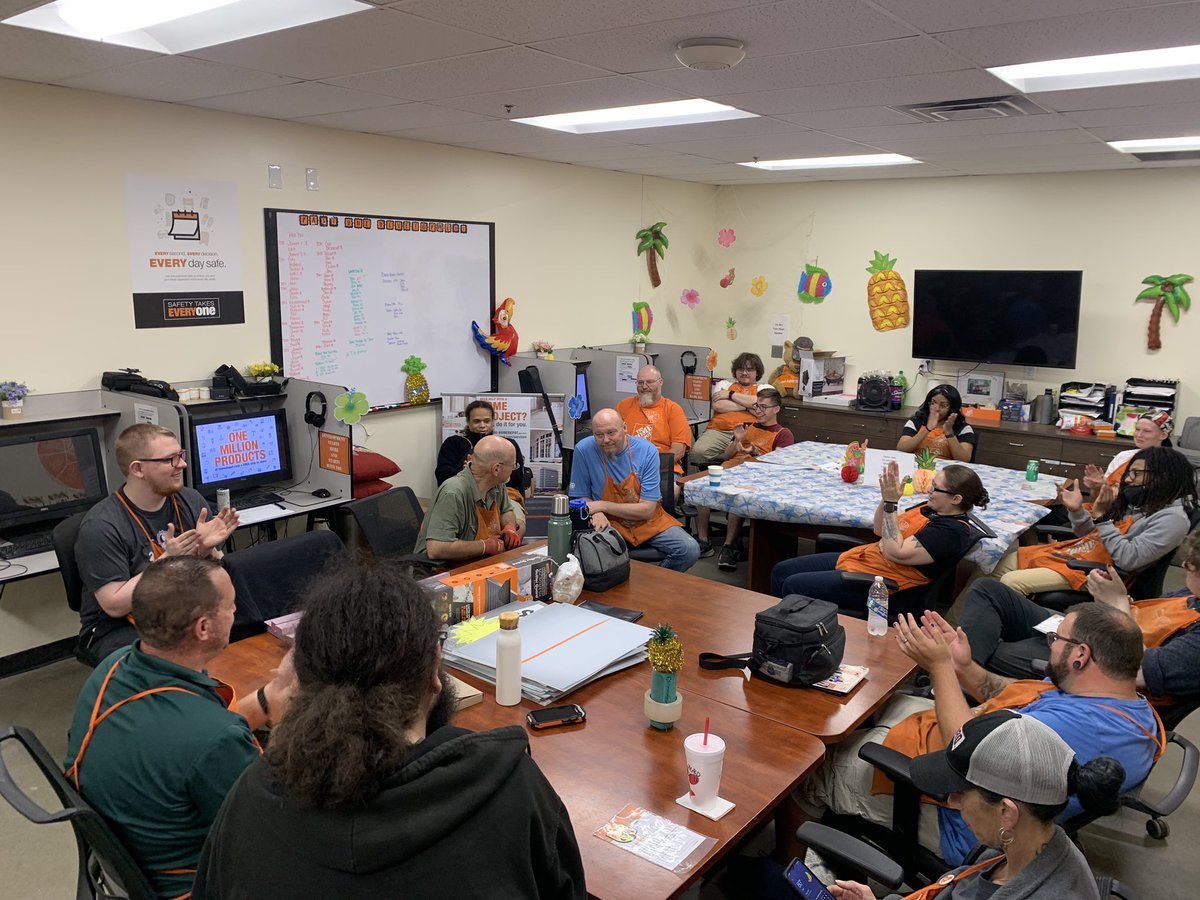 Evening Freight Meeting. Gave out some recognition to the team for doing a fantastic job every night! Over 4500pcs of product put away in 3 nights! @Sean_Monty_ <a href="/defranco1586/">josh defranco</a> @GroveMighty <a href="/shellishel20/">Michelle schoneboom</a>