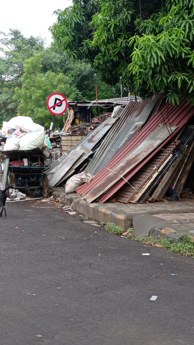 ImPrathamesh4's tweet photo. @OfficeOfNG @nitin_gadkari @nmccommissioner @CMOMaharashtra @Dev_Fadnavis @Devendra_Office is it legal to put this on public property? This view is from 30 years? How no department takes legal action? The encroachment department's eyes close. https://t.co/El83zCIwht
