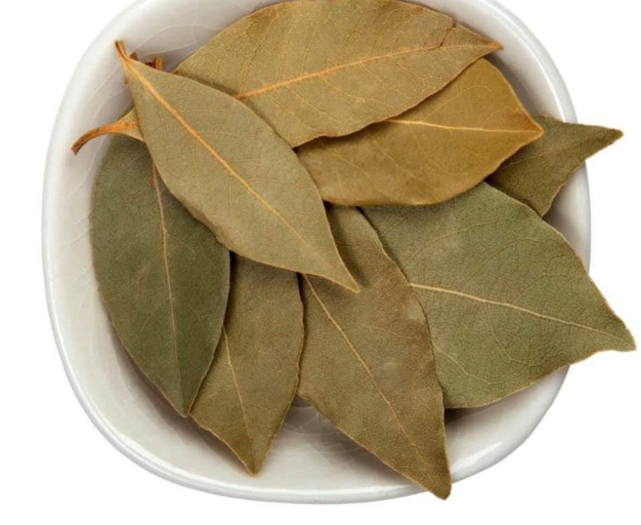 Sharing for Educational purposes ✔️ 💯 

These are called "Bay leaves"

Many people add bay leaves to foods, especially jollof rice(Nigerian), red meat, and poultry, but do you know why bay leaves are added to food?
When asked why, some reply: to add flavor to the food👐

Do you