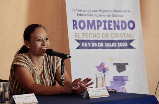 LaMesoOax's tweet photo. Como parte de las actividades del 50• aniversario del @ciesas se inauguró el panel “Rompiendo el techo de cristal” donde nuestra directora platicó sobre los retos, experiencias y desafíos de mujeres que están al frente de instituciones educativas.

#YoSoyMeso 🐉 https://t.co/nRE4PncFtm
