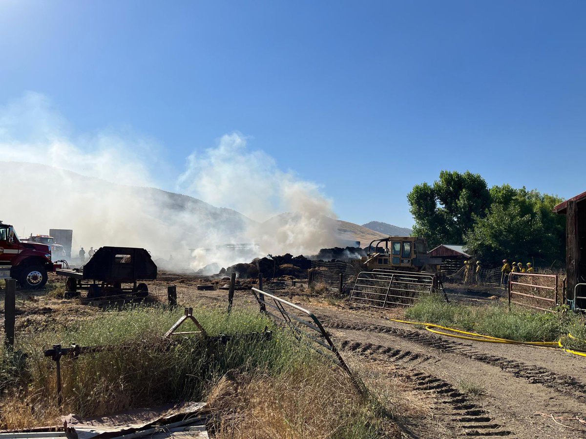 CALFIRELNU's tweet photo. #BagleyFire - UPDATE - The fire has been contained to a 1/2 acre. Crews will be in the area putting out hotspots for the next couple of hours. Smoke is expected to be seen throughout the area due to a pile of hay on fire.  #CALFIRE #CALFIRELNU https://t.co/OgUEGVbf6c