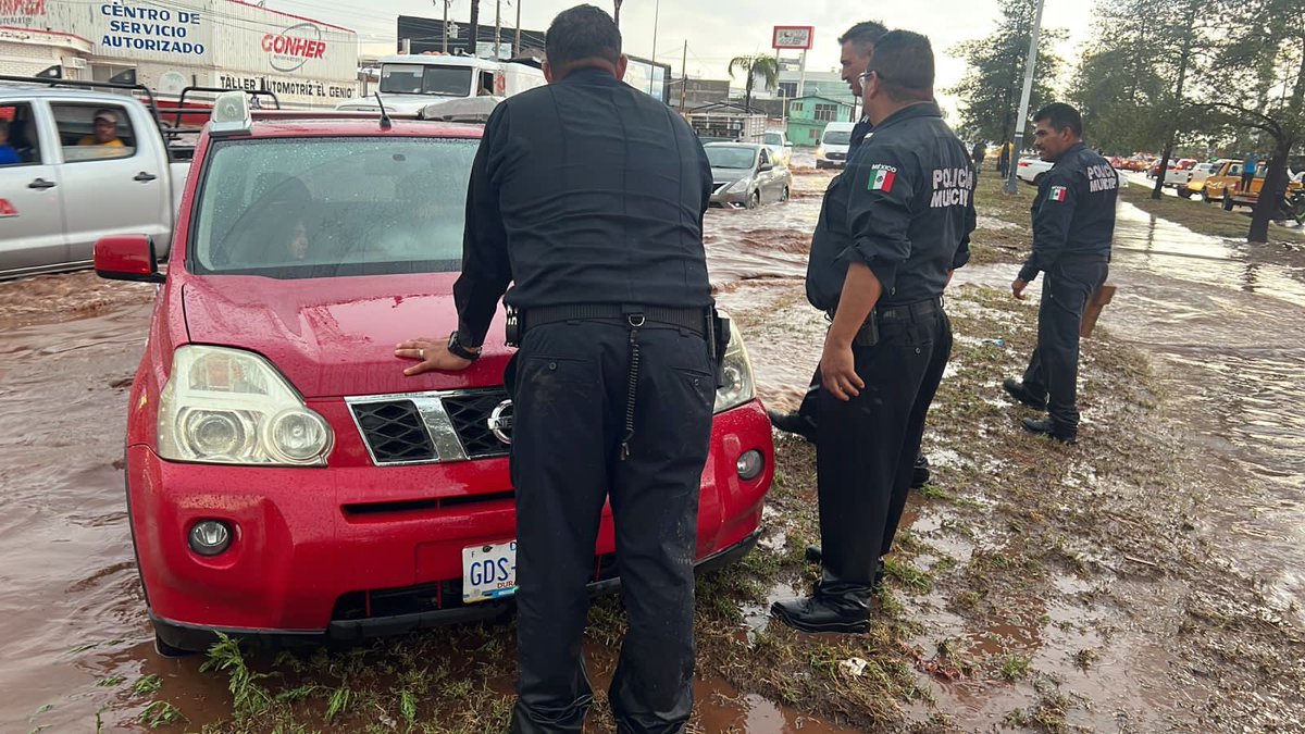 Por seguridad de automovilistas, cierran el bulevar José María Patoni a la circulación… Elementos de la <a href="/DMSPDGO/">DMSP DGO</a> auxilian a conductores que se quedaron varados en sus vehículos a causa de las lluvias de este #Miercoles en #Durango capital.