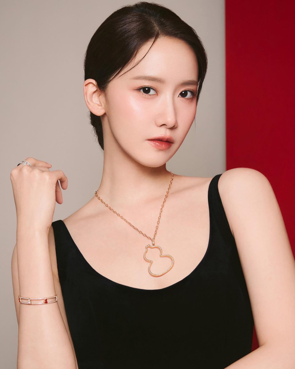 gomihoho's tweet photo. YoonA really rocks since last year up to now , from the success of BM and Confidential Assignment 2 to another success for KTL plus new BA Qeelin and now being an MC for 2 consecutive years for BSA. WOW, i'm really2 proud of you YoonA. More 2 come.

#YoonA #LimYoona #KingTheLand https://t.co/Kit47WsSOI