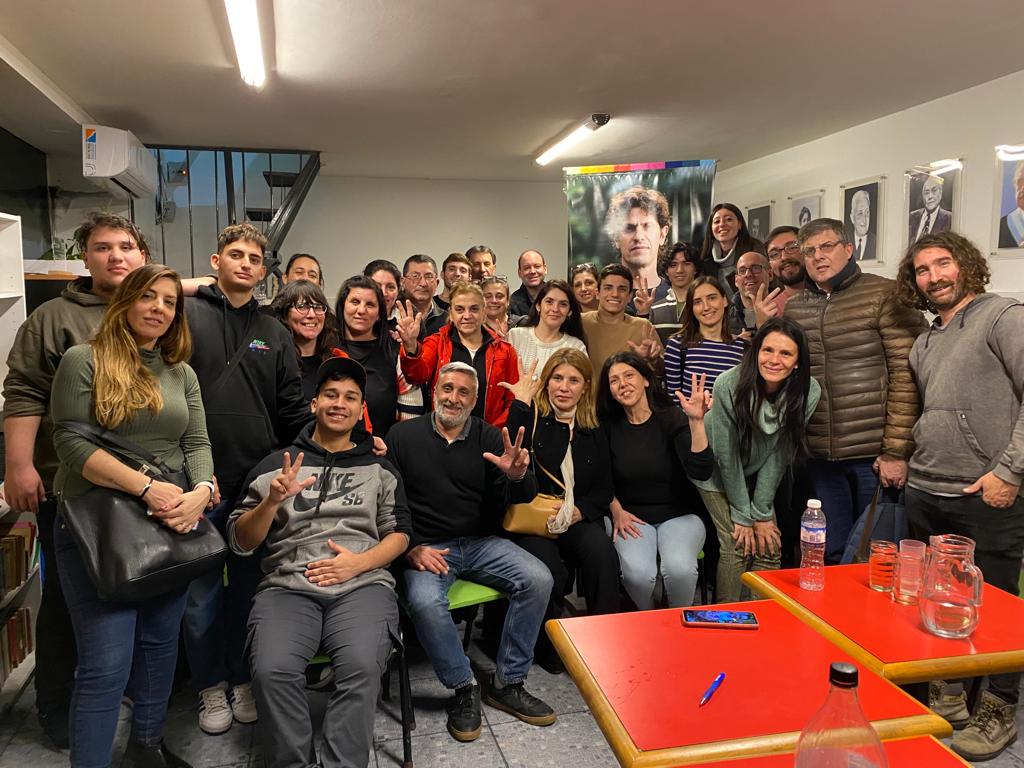 SaaiedLeila's tweet photo. Junto a parte del equipo Ateneo Elvira Rawson Comuna 2, intercambio de opiniones sobre la comuna y en apoyo constante al CANDIDATO @GugaLusto @hernan_najenson @ElviraVozde @foti_hector https://t.co/W6MKrQmMCz