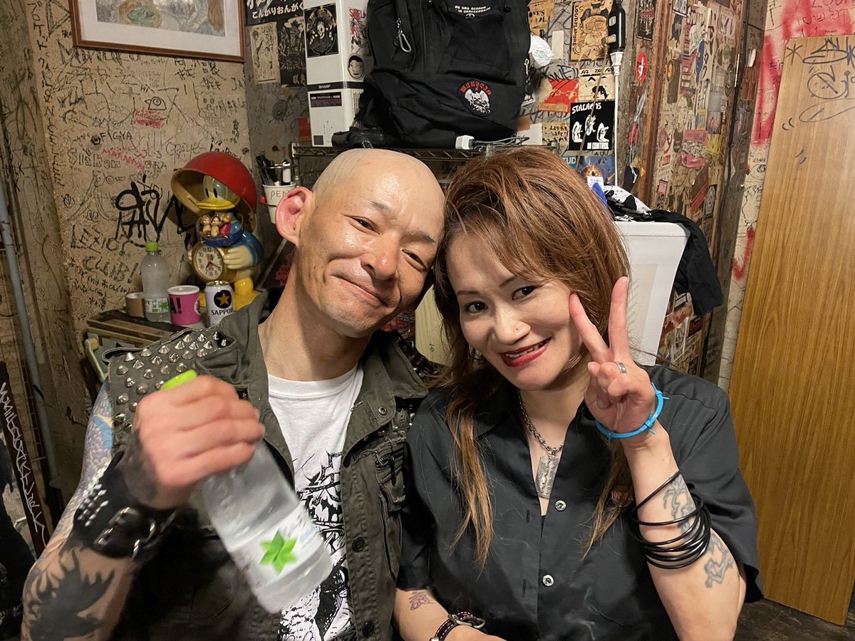masashi_bastard's tweet photo. 7/2bears「smash your chains」
#本日のベストカップル賞🏆🏆🏆笑
#ええ写真ですがな😆
#惡意
#mentaldisease
#koide&ikumi
#smashyourchains
#bears
#楽屋にて https://t.co/Q6Xe6zFxOF
