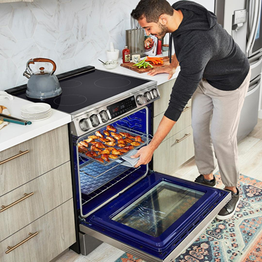 LG_CLMinnesota's tweet photo. The grill has enough on its grate. Let your #LGRange’s built-in air fry handle the wings. 🍗👨‍🍳 #HostHack #BBQ #LGUS #LGFam @LGUS @LGSpeten @LGVerlinMoore https://t.co/PL0CBACjJP