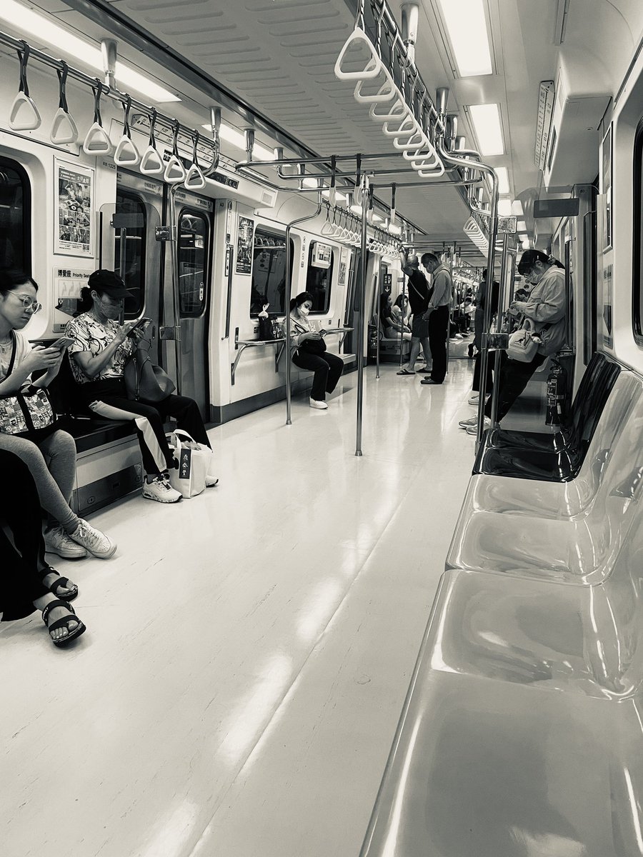 RIP 
CoCo

人
是不是有的時候會忘記什麼
很難想像
什麼都有的人
名聲響亮的背後
有多大的壓力

活在這個框架的社會裡
每個人被限制在所謂的朝九晚五裡
領著吃不飽餓不死的粮
開心嗎，我不知道
但我知道結果都是自己的選擇
如果真的不開心
那就像柯文哲說的
「假裝開心的過每一天」
除非「不得不」