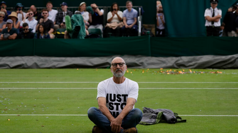 3 protesters arrested at Wimbledon after interrupting matches by throwing confetti on court. https://t.co/Dk75Ry48Qp https://t.co/qyVvGZG7p0