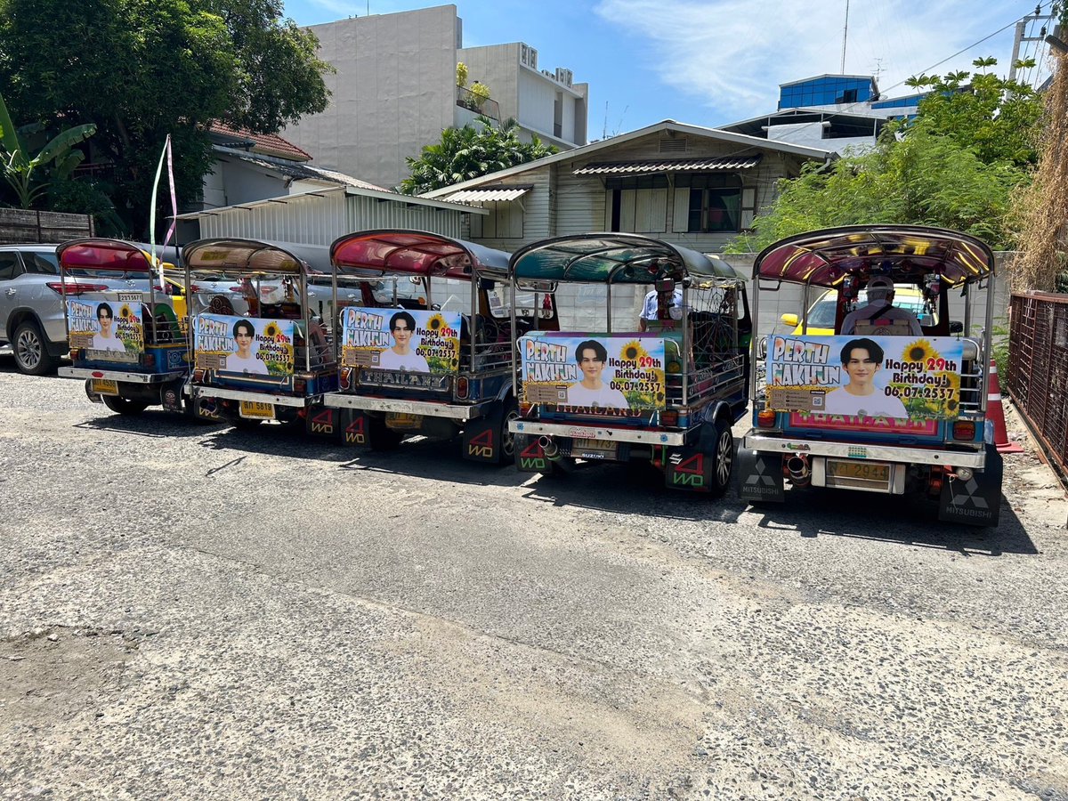PerthNakhunJFC's tweet photo. 🌻PerthくんBDプロジェクト🌻

本日よりバンコクMBKセンターのお祝い動画が放映されます‼️
トゥクトゥクはすでにMBKセンター周辺を駆け巡っております🛺
皆様からのドネーションにて実現したふたつのプロジェクト、ご協力頂きありがとうございました🙏✨

#29thPerthDay #PerthNakhun #Pandelions https://t.co/ZokbLSbG2i