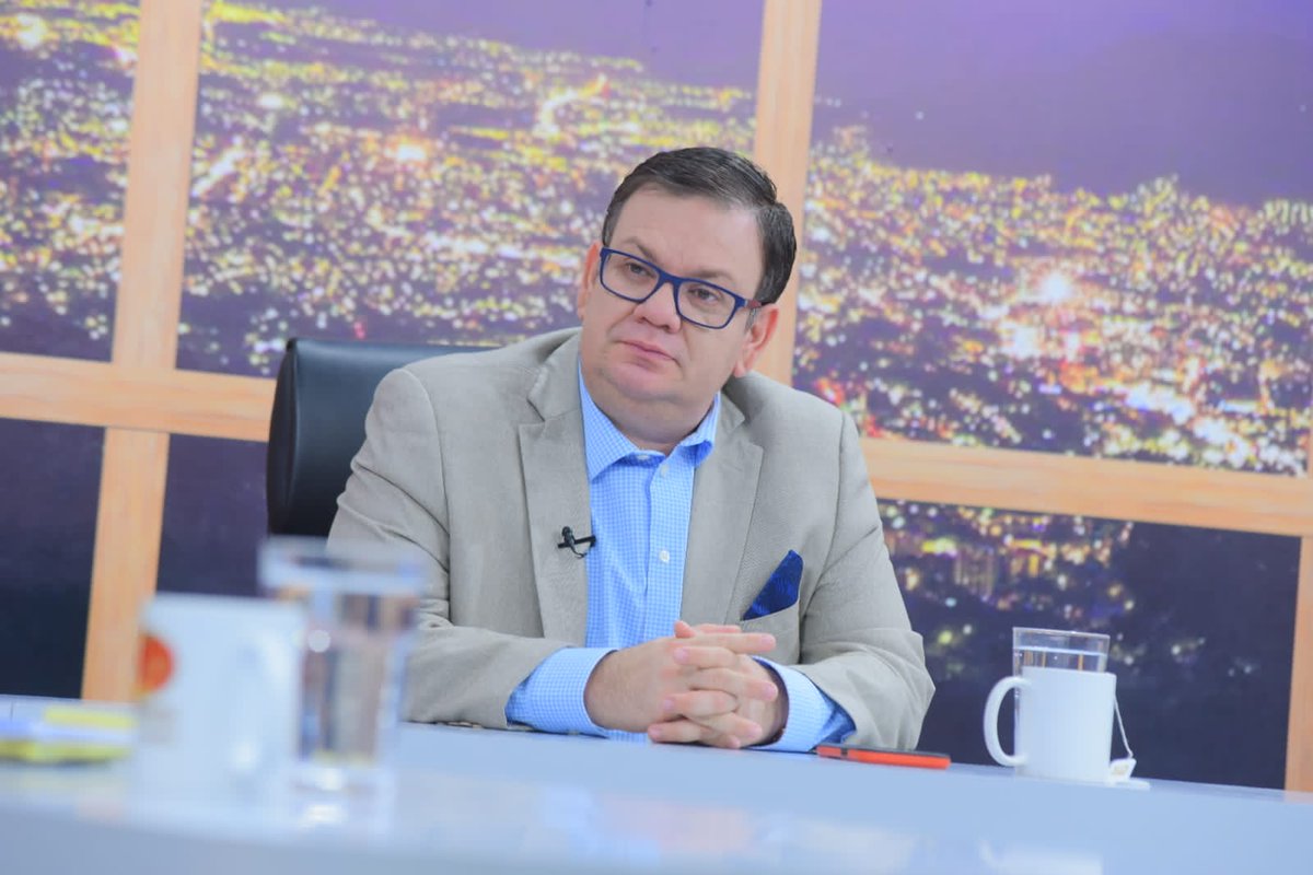 Le he venido recordando que ni ARENA, ni el FMLN, ni Vamos, ni Nuestro Tiempo, dieron sus votos para ver todas las cosas chivas, lindas, medallas y momentos especiales que nos ha brindado los #JuegosCentroAmericanos.

<a href="/feliperaytyson/">Felipe Ray Tyson</a>