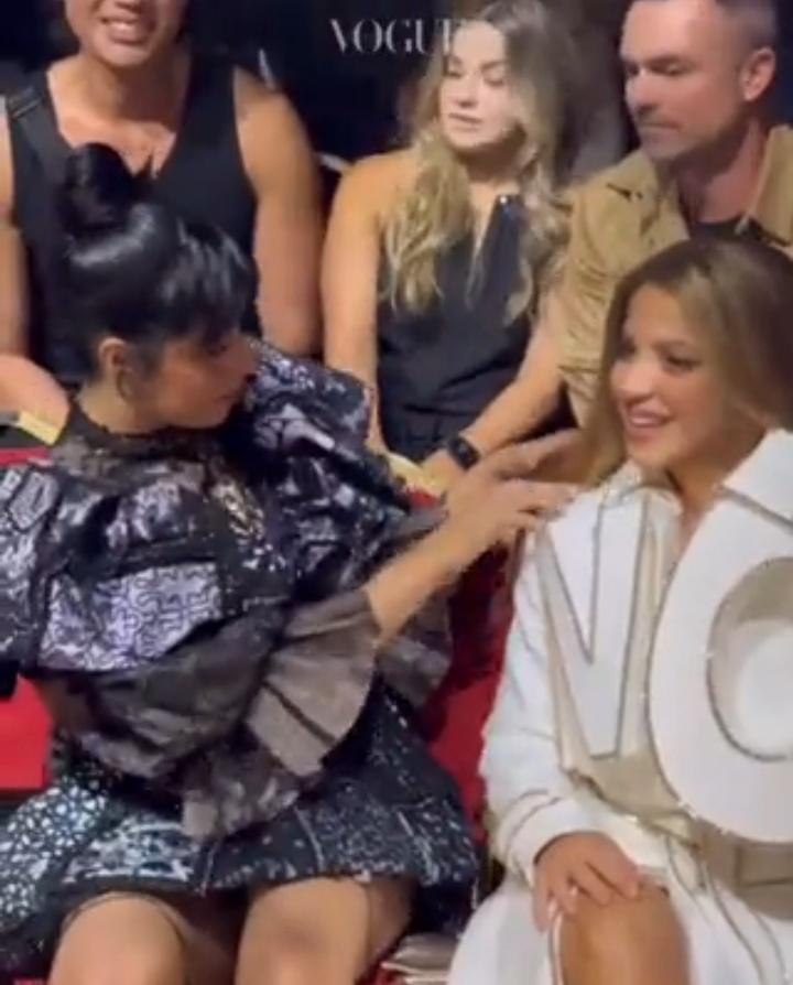 ShakCuba's tweet photo. Yo cuando conozca a Shakira, no solo le toco el pelo sino la cara, las manos 🤣🤣 tipo: esta mujer es real? https://t.co/ESAqHgWgUo
