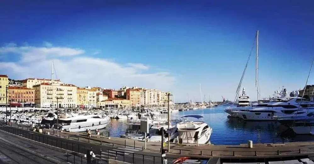 MimmoLogozzo's tweet photo. Vacanze francesi.Porto di Nizza. https://t.co/5WVFl6q98Z