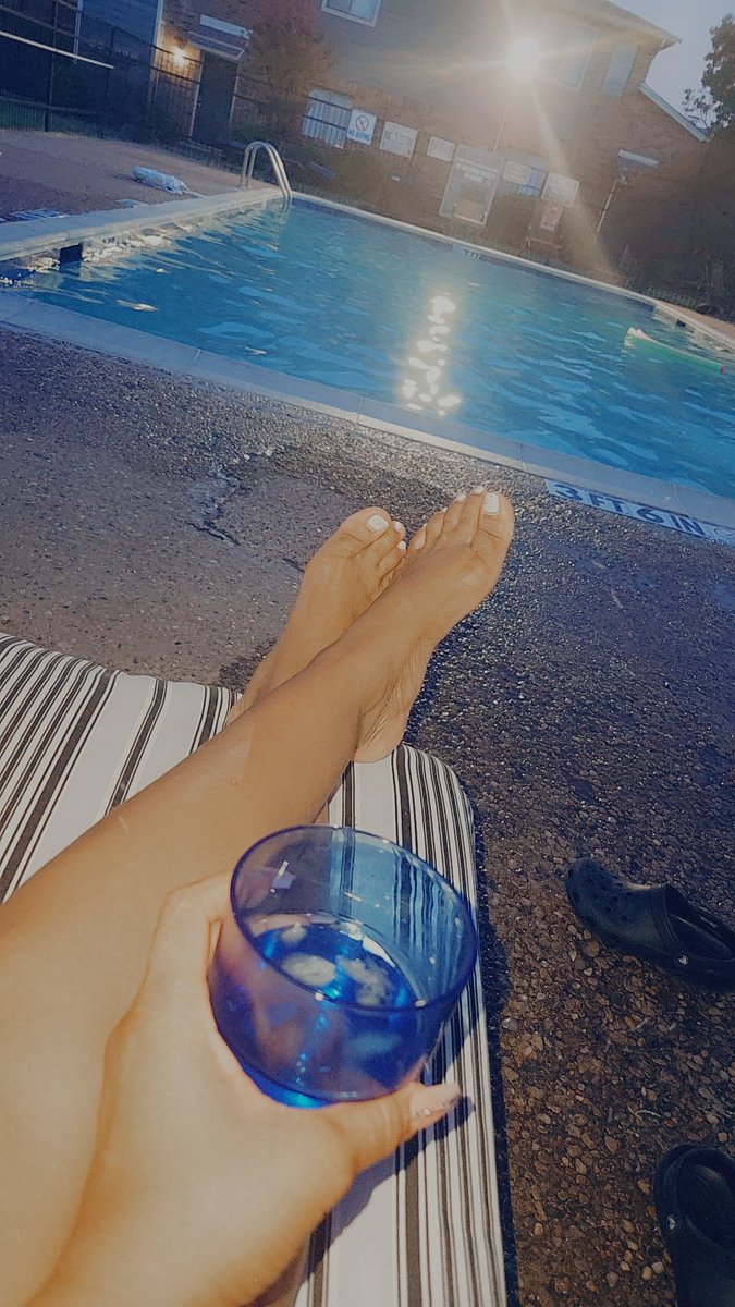 Isisjsimon's tweet photo. Poolside.... https://t.co/30FRosRmXf