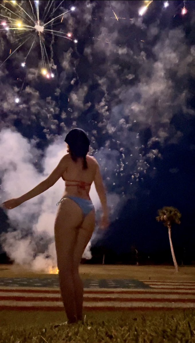 KatyaHart's tweet photo. Cause baby you’re a firework #4thofJuly https://t.co/NfGoq5k2cf