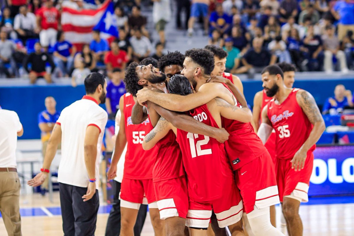 fbpur's tweet photo. 🥉👏 Un equipo joven y talentoso, en su primer escenario internacional, dijeron que sí por Puerto Rico 🇵🇷 y se alzaron con la medalla de bronce de los Juegos Centroamericanos y del Caribe #SanSalvador2023. 

¡los celebramos! 🎉

📸: @ssalvador2023 https://t.co/GVItD0X3Jr