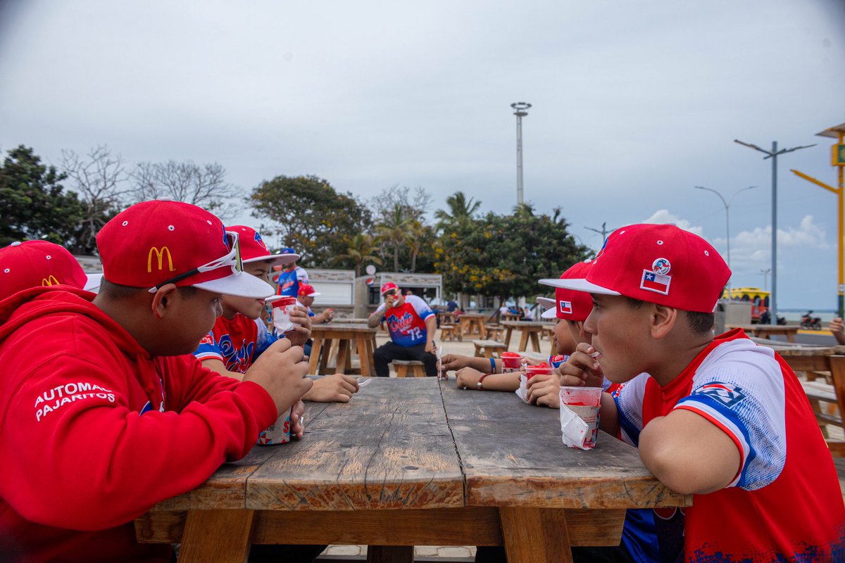 El equipo que representa a Chile en el Latinoamericano de Pequeñas Ligas de Béisbol disfrutó de un recorrido, abordo del <a href="/McboTranvia/">Tranvía de Maracaibo</a>, organizado por @mcboalcaldia. Este equipo está integrando por hijos de migrantes venezolanos que mantuvieron su pasión por el béisbol en Chile.