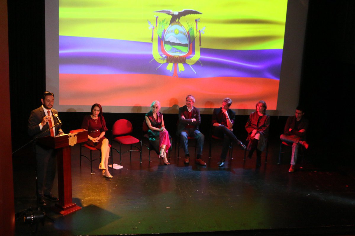 📹🎞️ ¡Más producción audiovisual e inversión multimedia en Ecuador! 🇪🇨Ministro <a href="/dlegarda/">Daniel Legarda</a> acompañó al presidente <a href="/LassoGuillermo/">Guillermo Lasso</a> en la firma del Reglamento de la Ley para la Transformación Digital y Audiovisual, instrumento elaborado por <a href="/Produccion_Ecu/">Ministerio de Producción</a>, <a href="/Cultura_Ec/">Viceministerio de Cultura y Patrimonio</a> y <a href="/Telecom_Ec/">Ministerio de Telecomunicaciones Ecuador 🇪🇨</a>.