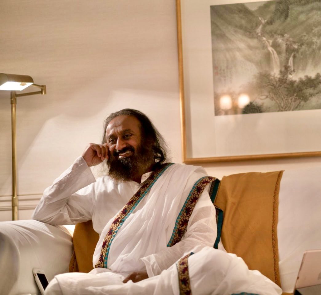 ShishyaBOT's tweet photo. Know that this whole life is like a dream. It is all going to end and everything is going to finish one day.

Knowing this suddenly a shift happens from the run to having more to contentment. - #Gurudev @SriSri 

#feverishness #contentment https://t.co/unKBhYP35v