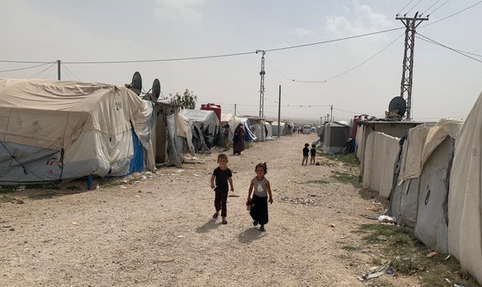FamillesDes's tweet photo. 6 juillet 2023
des dizaines d'enfants français
sont TOUJOURS détenus
dans un camp de prisonniers
en Syrie
Depuis 4 ans ou 5 ans
ces enfants sont détenus avec leur mère
sans protection
sans soins ni école
sans droits
TOUS DOIVENT RENTRER
@EmmanuelMacron @MinColonna 
#RapatriezLes https://t.co/U4Dn42jPGj