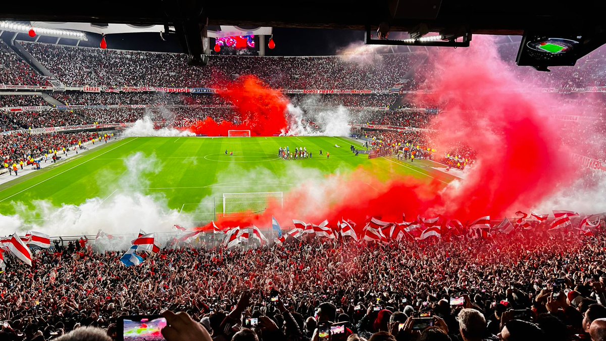 garcialuciano27's tweet photo. Miércoles. 21.40. Club Atlético River Plate. https://t.co/97LeZibRLR