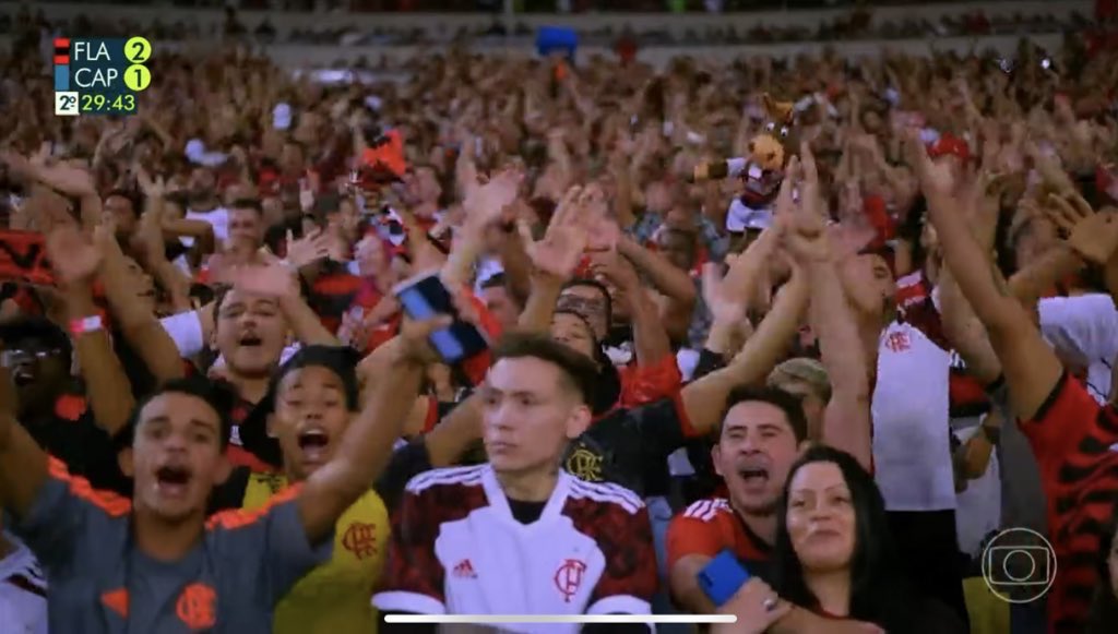 thaycardosoo14's tweet photo. Como esse cara tá no meio do Maracanã com o Flamengo ganhando, a torcida uma loucura e ele tá assim ????????? 

Obs: segunda vez que ele aparece e tá da mesma forma #VamosFlamengo #ColunaFla #FLAxCAP #colunadofla https://t.co/2Z73Oria3I