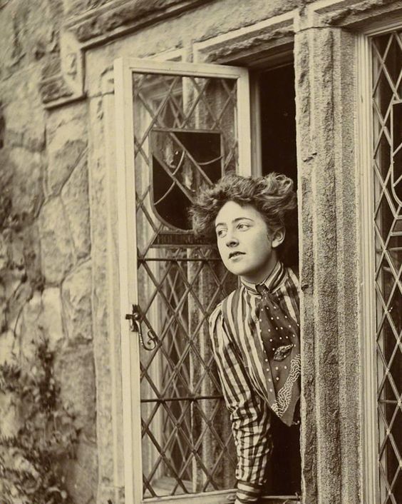 historydefined's tweet photo. A photo of a young Agatha Christie. https://t.co/rnpqQdfV9q