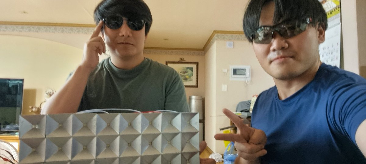 ChrisDaAsian's tweet image. I saw the light

Big thanks to my friend Giorgio for helping me out with the lightbox set up