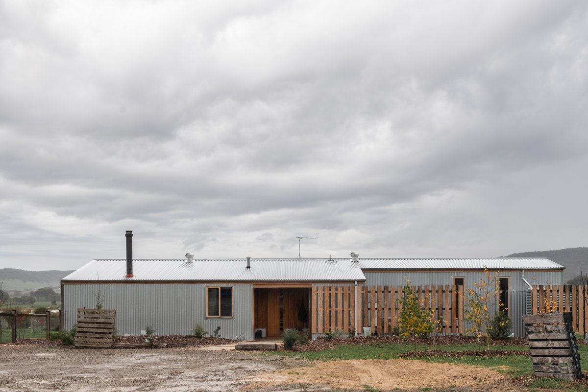 BRD Studio designed a compact off-grid home in Wooragee, Victoria, focusing on biophilic design principles.
--
simpledwelling.net/episodes/homes…
