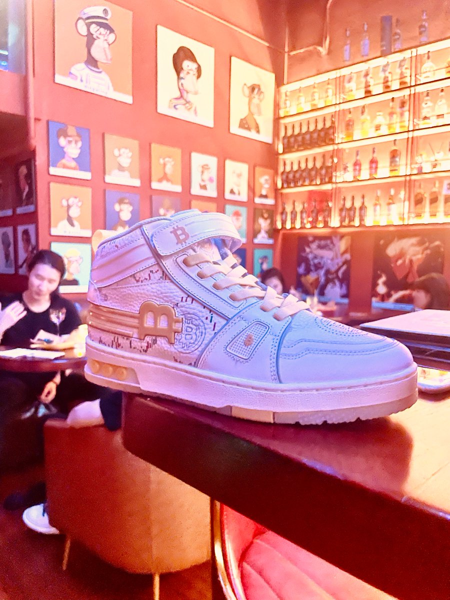 Mark0859's tweet photo. 坚件一件有意义的事
财富是人人的所有，但也能失去的生活意义
创作属于行业专有的视觉符号
Crypto in real life https://t.co/TTwPVpRXGy