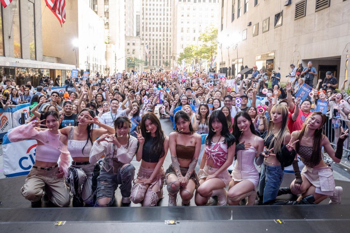 JYPETWICE's tweet photo. ONCE💕 
We were so happy to meet and sing along the songs at the plaza on @TODAYshow 😍
Enjoy our clips of performance again!

🖤SET ME FREE (ENG)🖤
https://t.co/fa72vqzdzR

🌙MOONLIGHT SUNRISE☀️
https://t.co/e9M30RuCKd

🥂Alcohol-Free🍸
https://t.co/BQDG2zRCar

▶️Interview
https://t.co/8zFKNM8ym6 

(Photo credit: Nathan Congleton / ©NBCUniversal)

#TWICE #트와이스