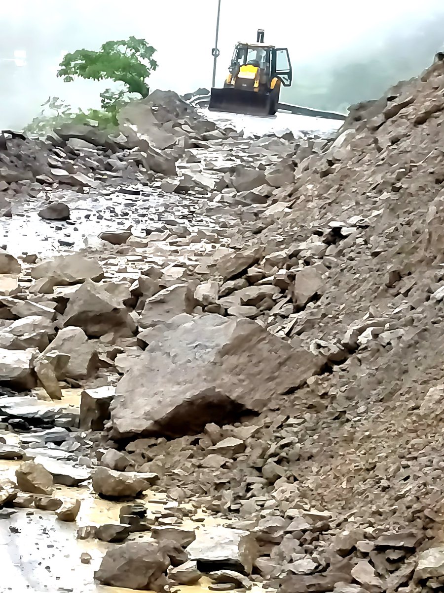 बद्रीनाथ राष्ट्रीय राजमार्ग पर छिनका के पास पहाड़ी से पत्थर गिरने के कारण सड़क मार्ग अवरुद्ध हो गया है।