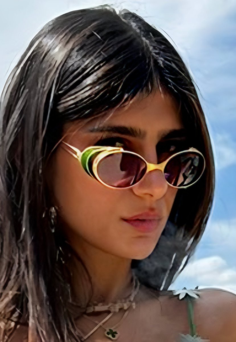 coolzenmaster's tweet photo. @miakhalifa Facing there, but looking here!😅 https://t.co/bbTc2S8Jut