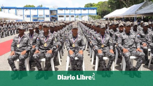 DiarioLibre's tweet photo. 🗞 |#NacionalDL| Policía gradúa los primeros rasos en agotar un año completo de formación

🔗https://t.co/DfOklAuNpc

#DiarioLibre #Policía #Formación #LaboresPreventivas https://t.co/mYYaGnnCZw