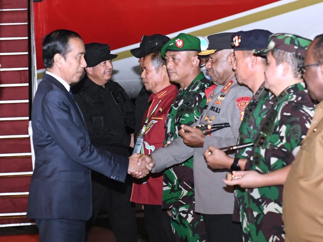 Saya tiba di Bandara Sentani, Jayapura, semalam seusai kunjungan kenegaraan di Papua Nugini. 

Pagi ini, dari Jayapura saya bertolak menuju Kabupaten Asmat, Papua Selatan untuk meninjau sekaligus meresmikan Bandar Udara Ewer.
