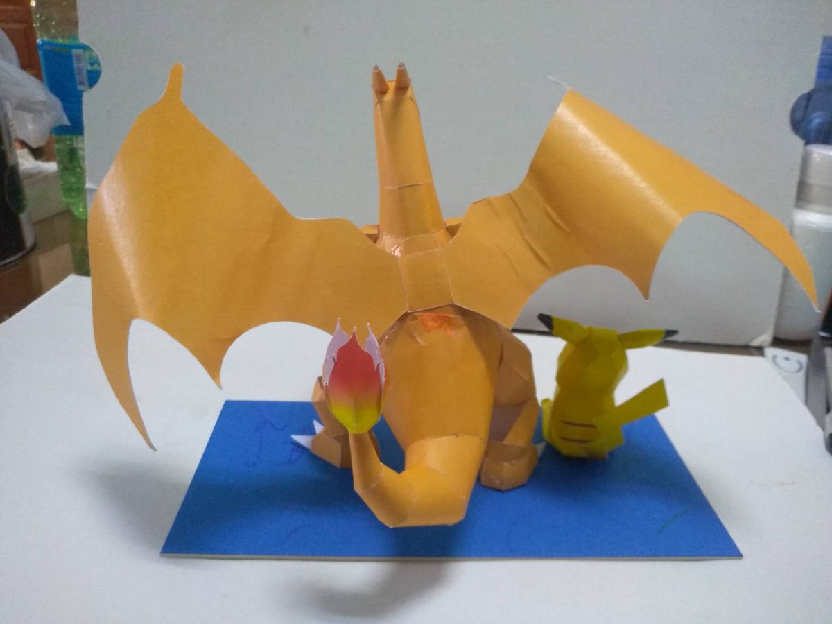 383849's tweet photo. 濃い色で塗り直ったリザードンですが、作り間違
ったので、元の色でもう一つ作り直し、完成しま
した。後倒れるから、簡単なスタンドにつけ、前
作のピカチュと並べて写真を撮った。たーぼ
(@turbolabo)さん、展開図ありがとうございまし
た。 https://t.co/g85BcvDG9c